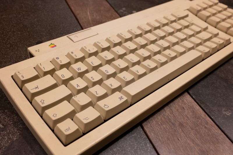 File:Apple Keyboard II MM3040DW03N.jpg