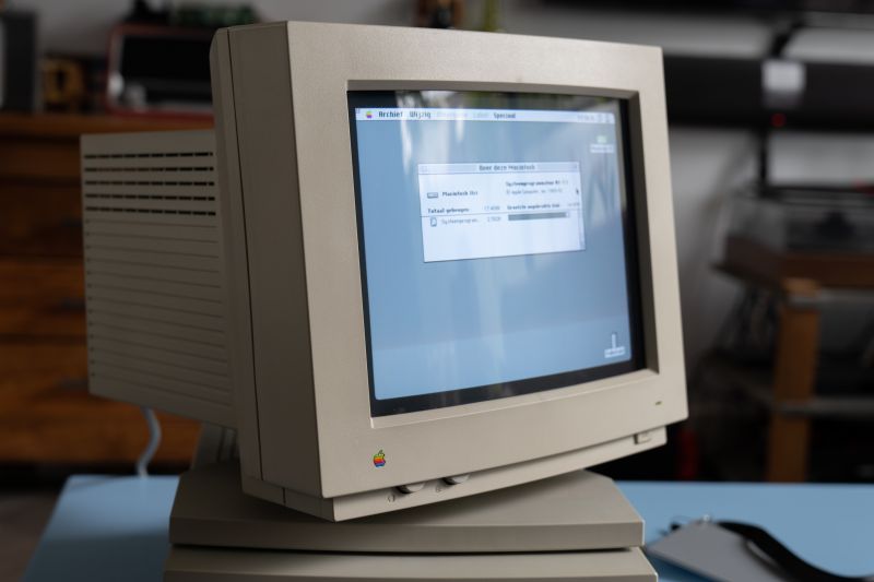File:Apple Macintosh Color Display SG2463YEE04 enabled.jpg